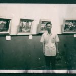 Read more about the article 陳炳沛與畫作合影（三）